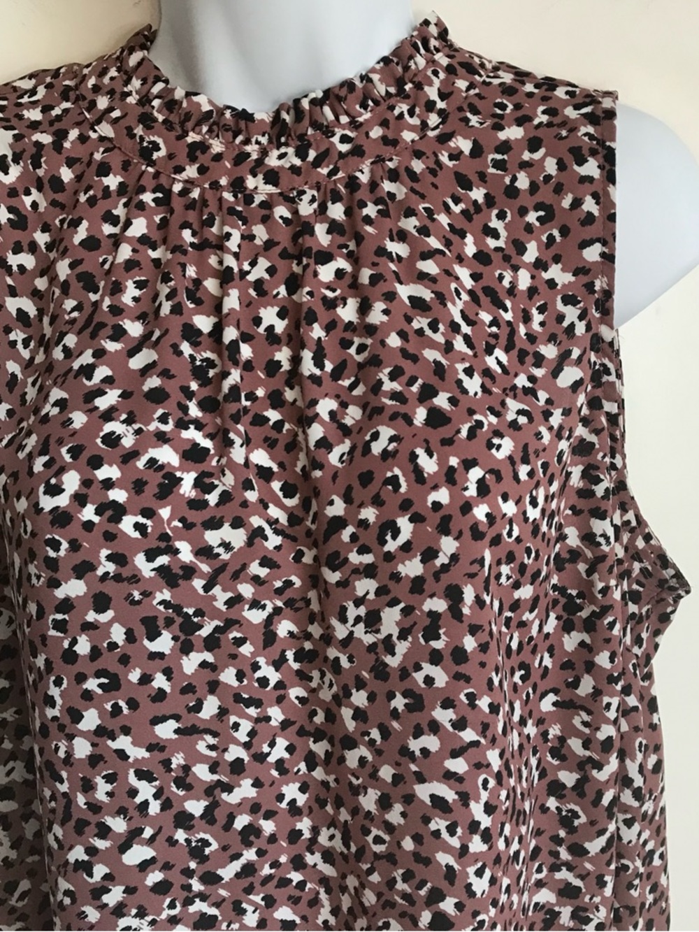 🔴 4/$15 torrid Women’s L Mauve Black Animal Spot Ruffle Mock Neck Tank Top EUC - Picture 4 of 16